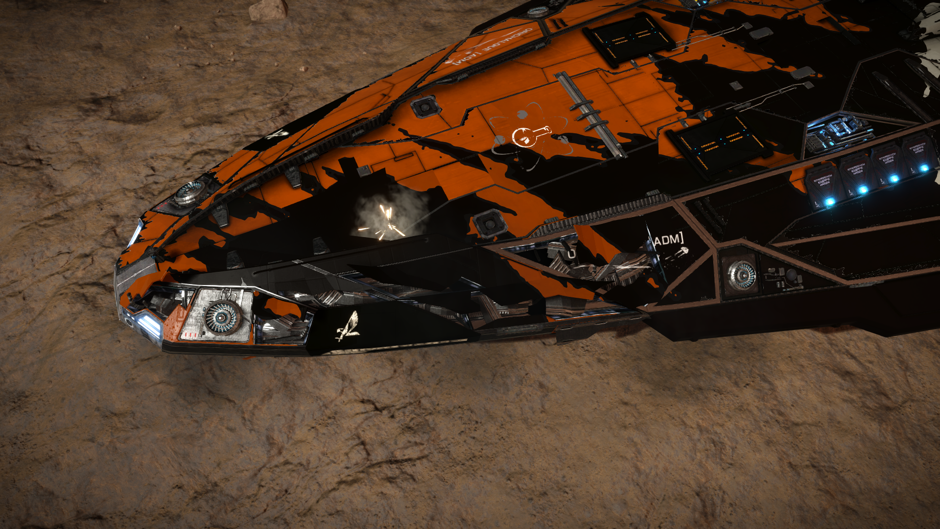 Alors ça, anecdote. On peut voir le nez du conda amoché...<br />En fait Aymerix (ceci est son vaisseau, l'Orichalque) était en chasseur en quête d'un joli point de vue et le copilote s'est mangé une montagne XD<br />(Enfin on rit mais il n'est plus qu'à 74% de coque)