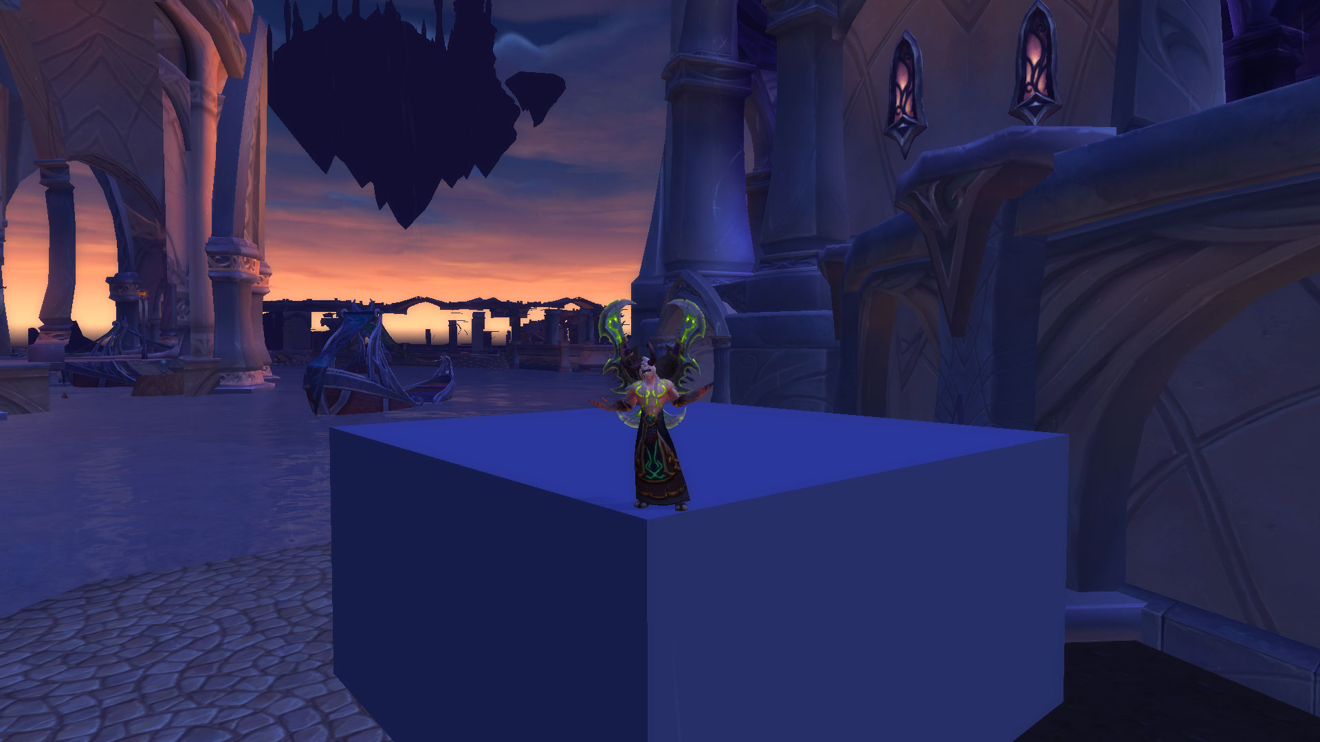 Énorme cube solide sans texture dans la ville.