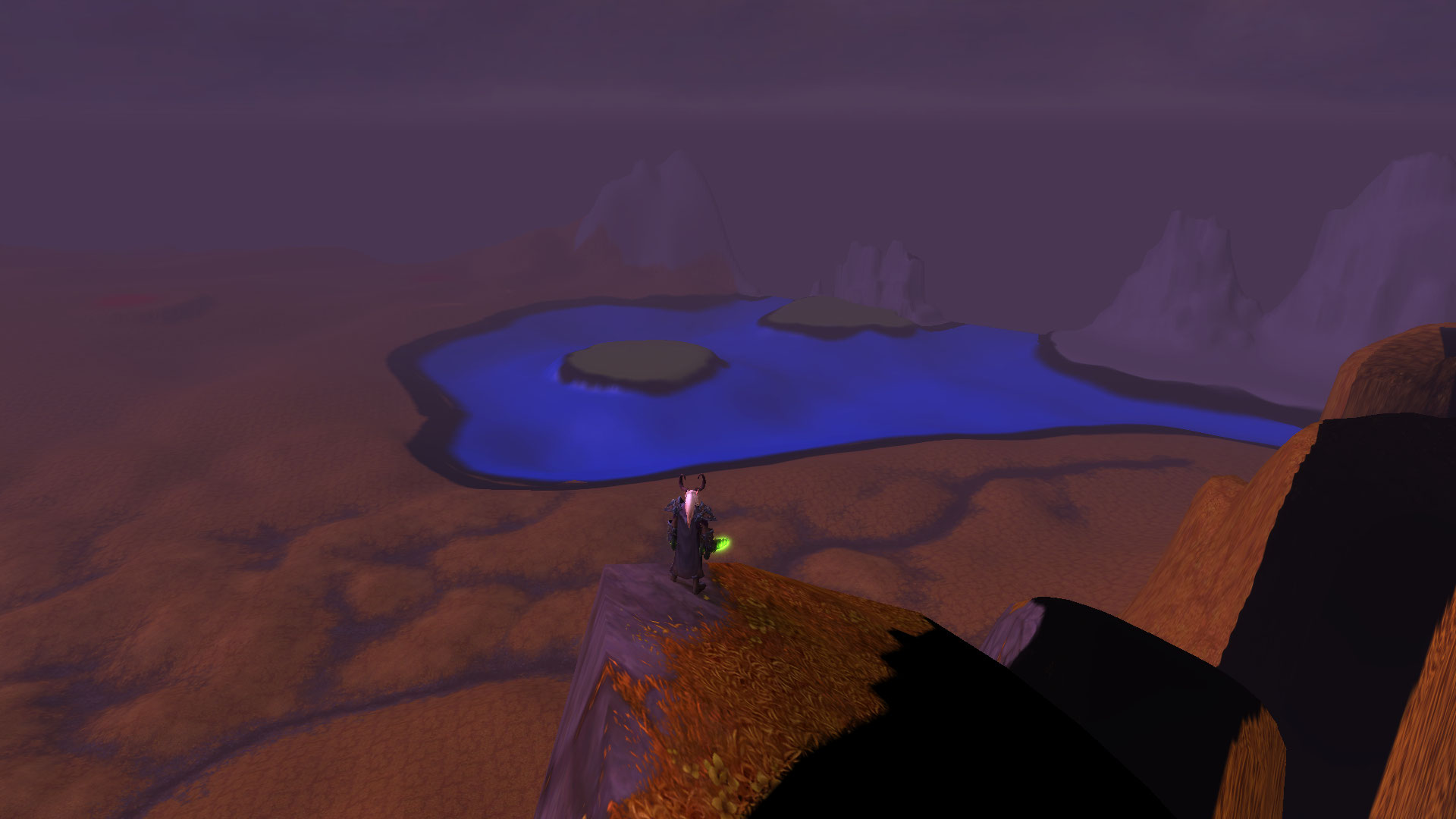 Vue d'ensemble du lac avec quelques montagnes non-texturés derrière.